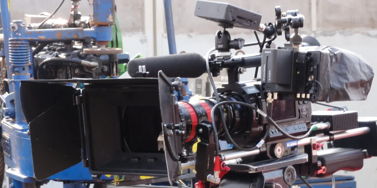 Kamera mit Mattebox, Objektiv und Schärfezug auf dem Stativkopf: Arbeitsprobe Kameraproduktionen