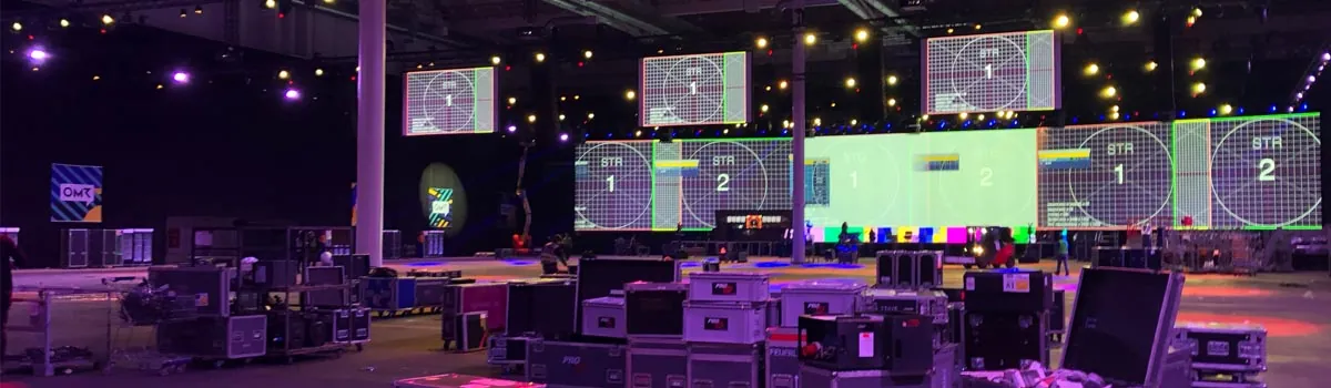 Große Studiohalle mit LED-Wänden und Bühnentechnik