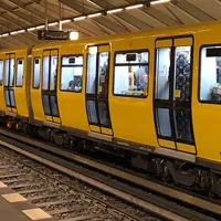 Gelbe Bahn am Bahnsteig: Anreise mit dem ÖPNV